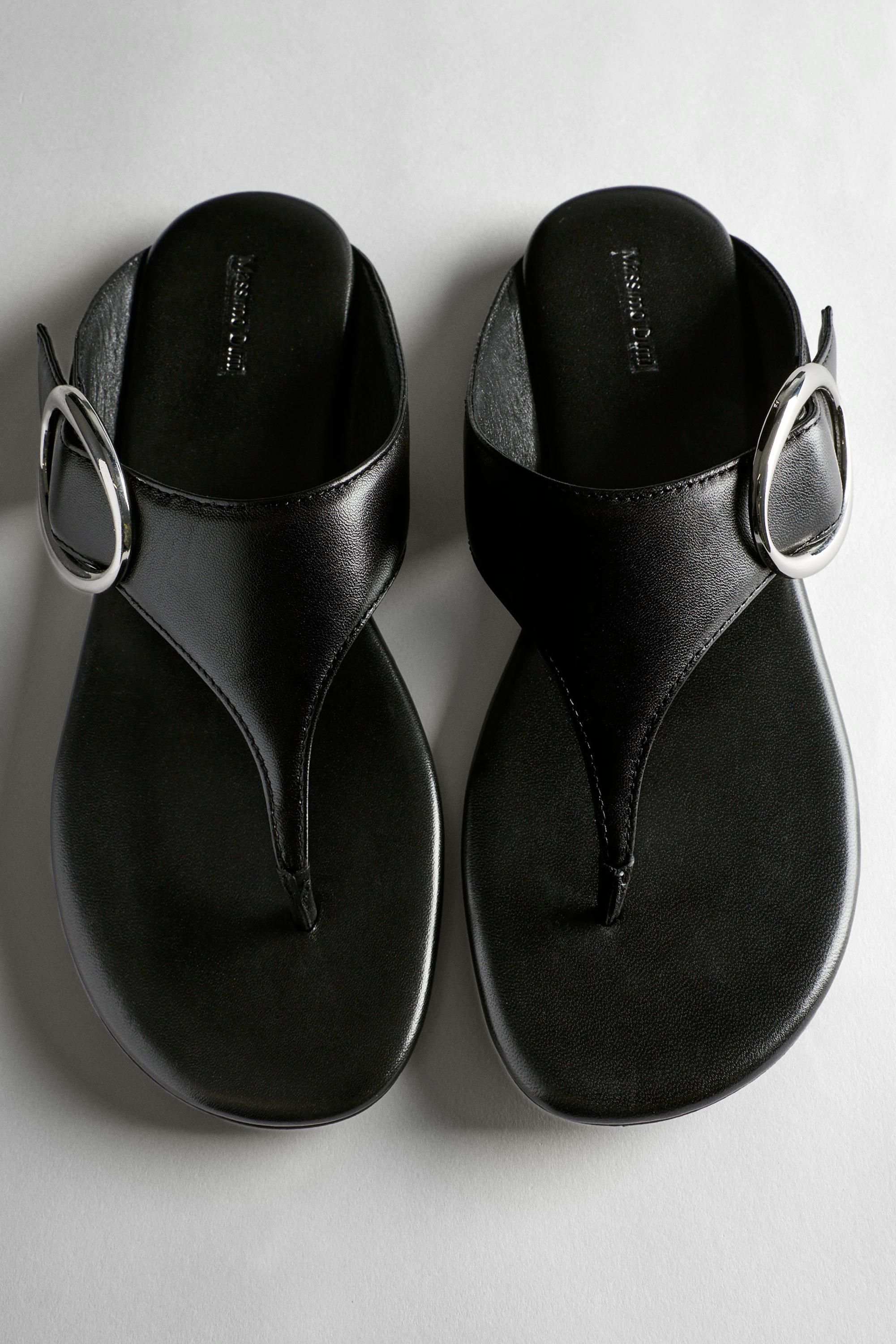 Leather sandals with metal ring
